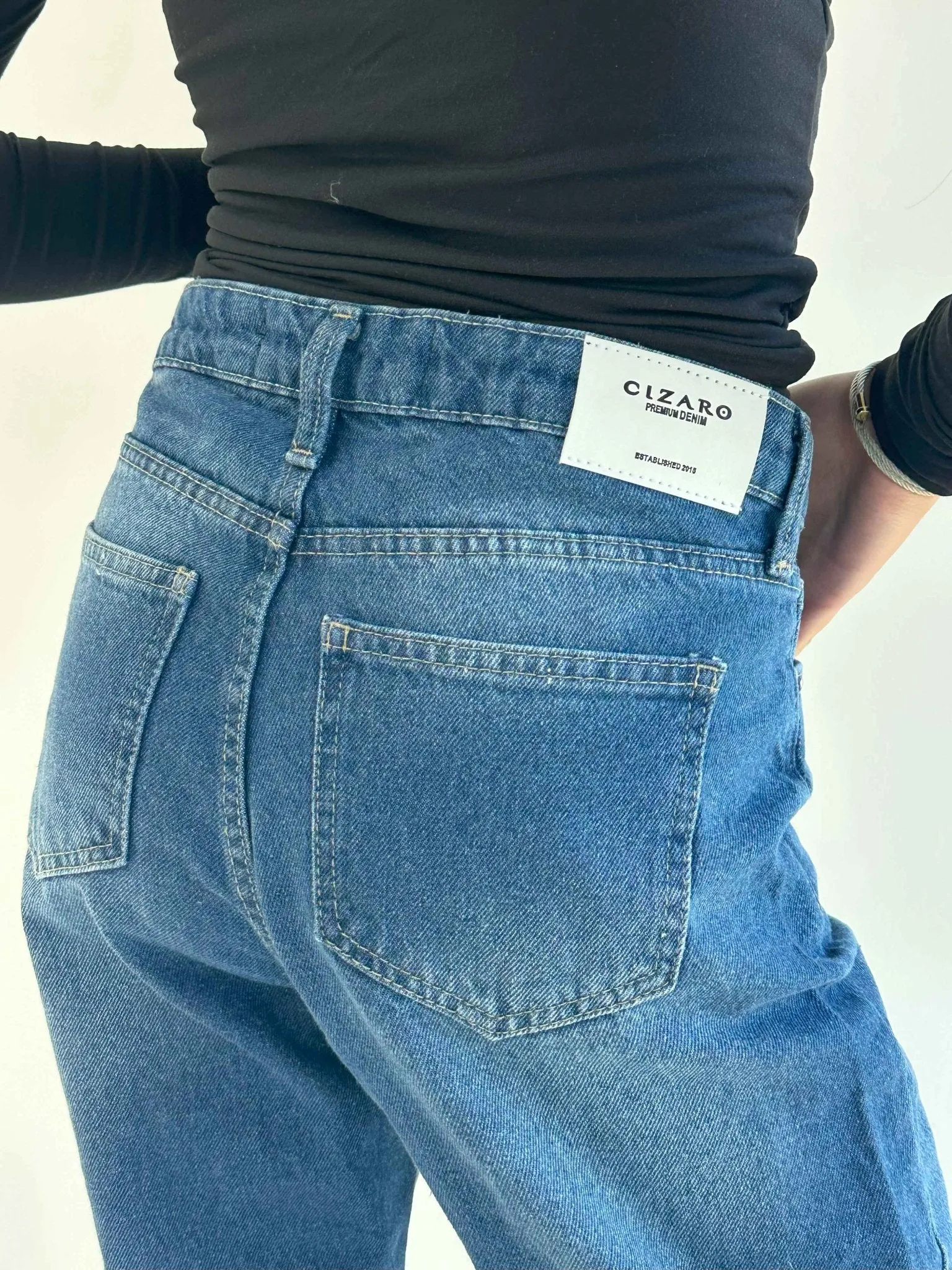 Mom-Fit - Medium Blue Wash Jeans.