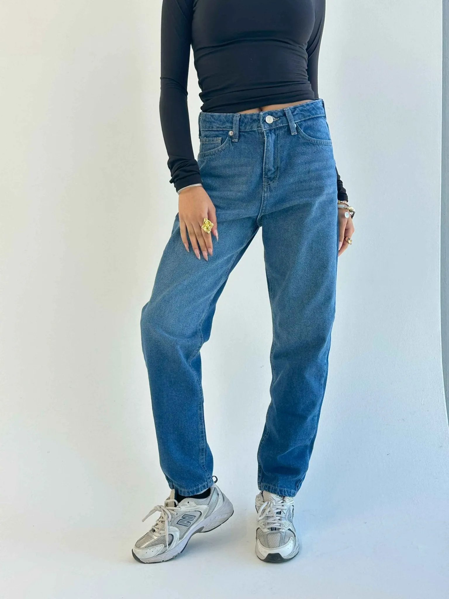 Mom-Fit - Medium Blue Wash Jeans.